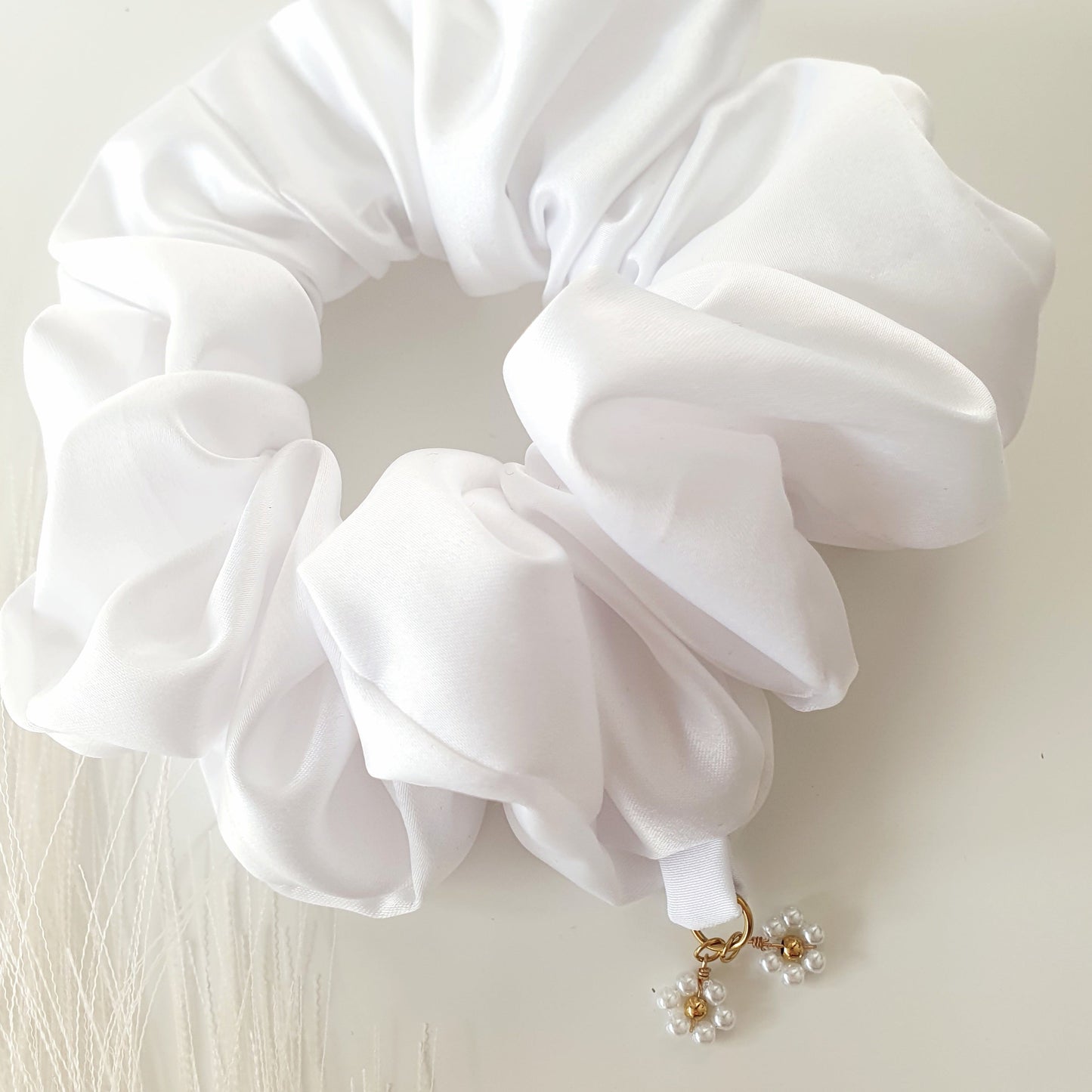 Chouchou Satin blanc bijoux cœur ou fleurs Mlle ChouChou