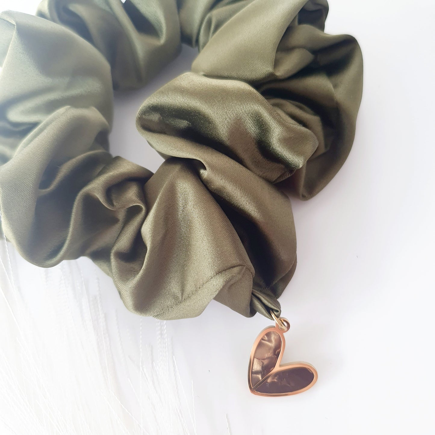 Chouchou Satin olive bijoux cœur ou nœud Mlle ChouChou