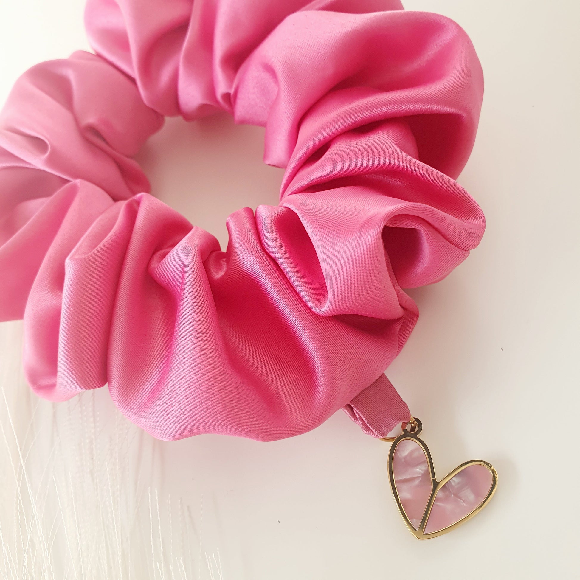 Chouchou Satin fuchsia bijoux cœur ou nœud Mlle ChouChou