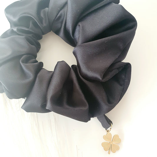 Chouchou Satin noir bijou trèfle 4 feuilles Mlle ChouChou