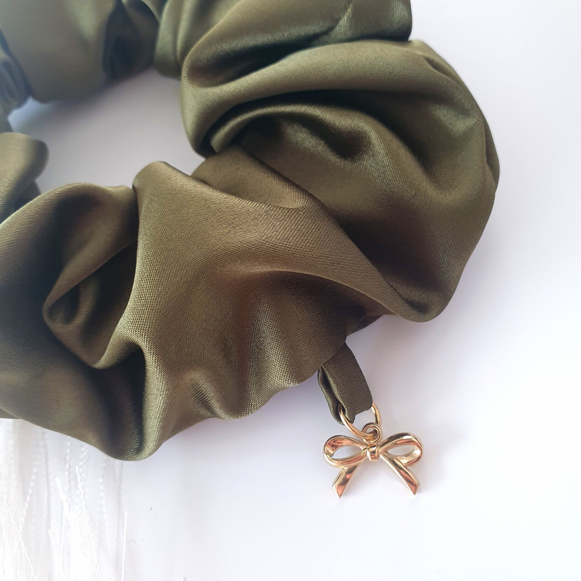 Chouchou Satin olive  bijoux cœur ou nœud Mlle ChouChou